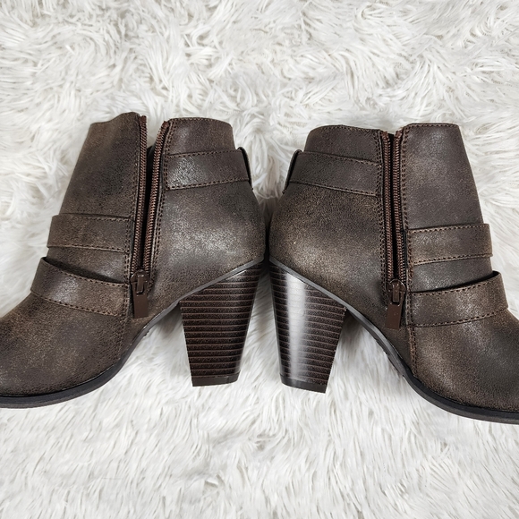 NWOB Forever Brown Heeled Ankle Booties Size 6 - Picture 7 of 12